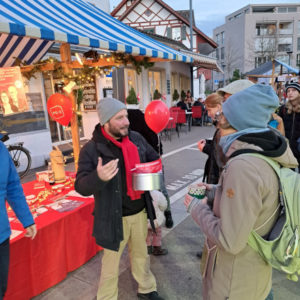 Roger Schmutz, Kantonsratskandidat der SP im engagierten Gespräch mit einer Marktbesucherin