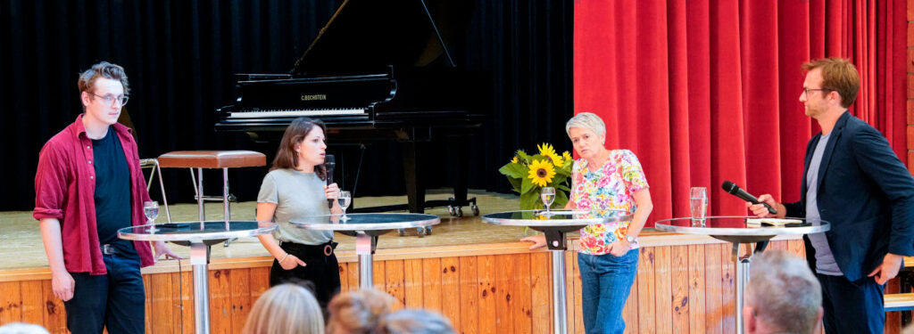 «Zukunft ­gestalten» Diskussion mit (von links) Kantonsrat Nicola Siegrist, Nationalrätin Mattea Meyer, Regierungsrätin Jacqueline Fehr und Gesprächsleiter Philipp Loser.